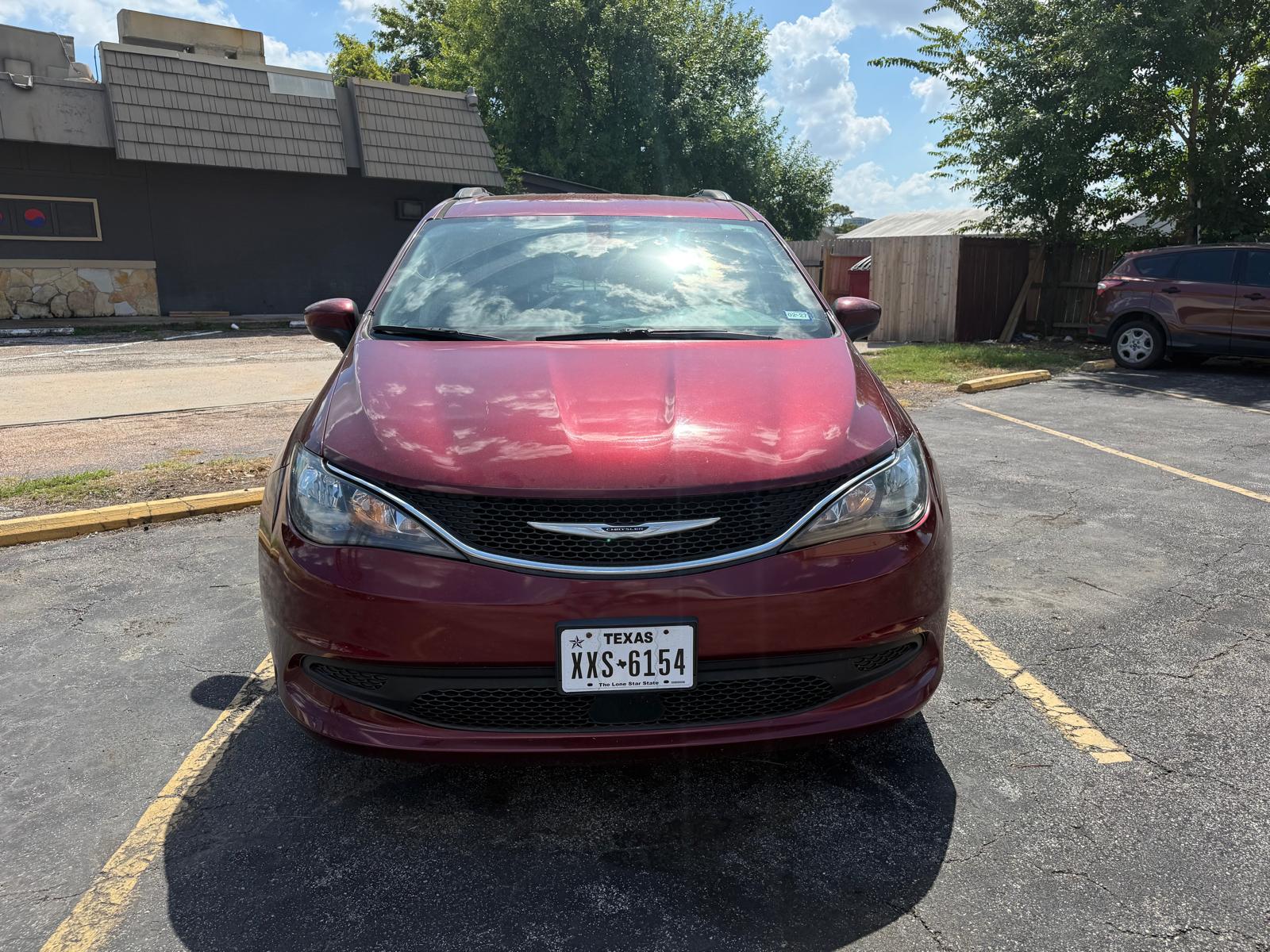 2021 Chrysler Voyager, photo 2 of 9