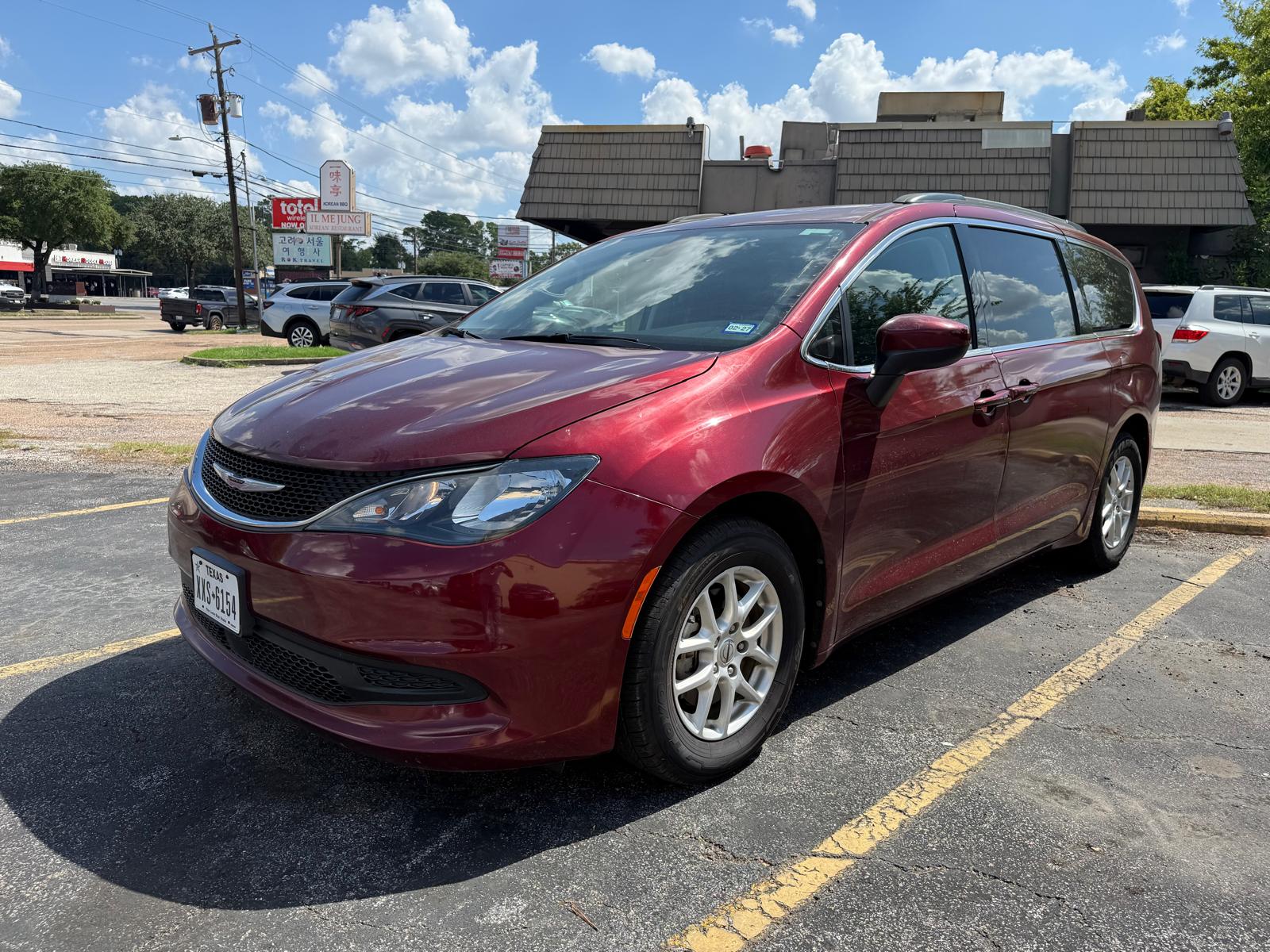 2021 Chrysler Voyager, photo 3 of 9