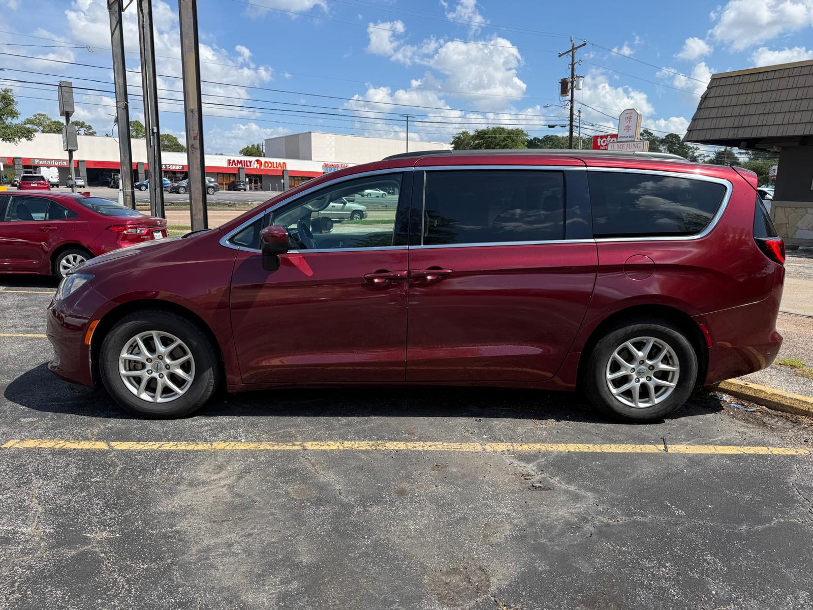 2021 Chrysler Voyager, photo 4 of 9