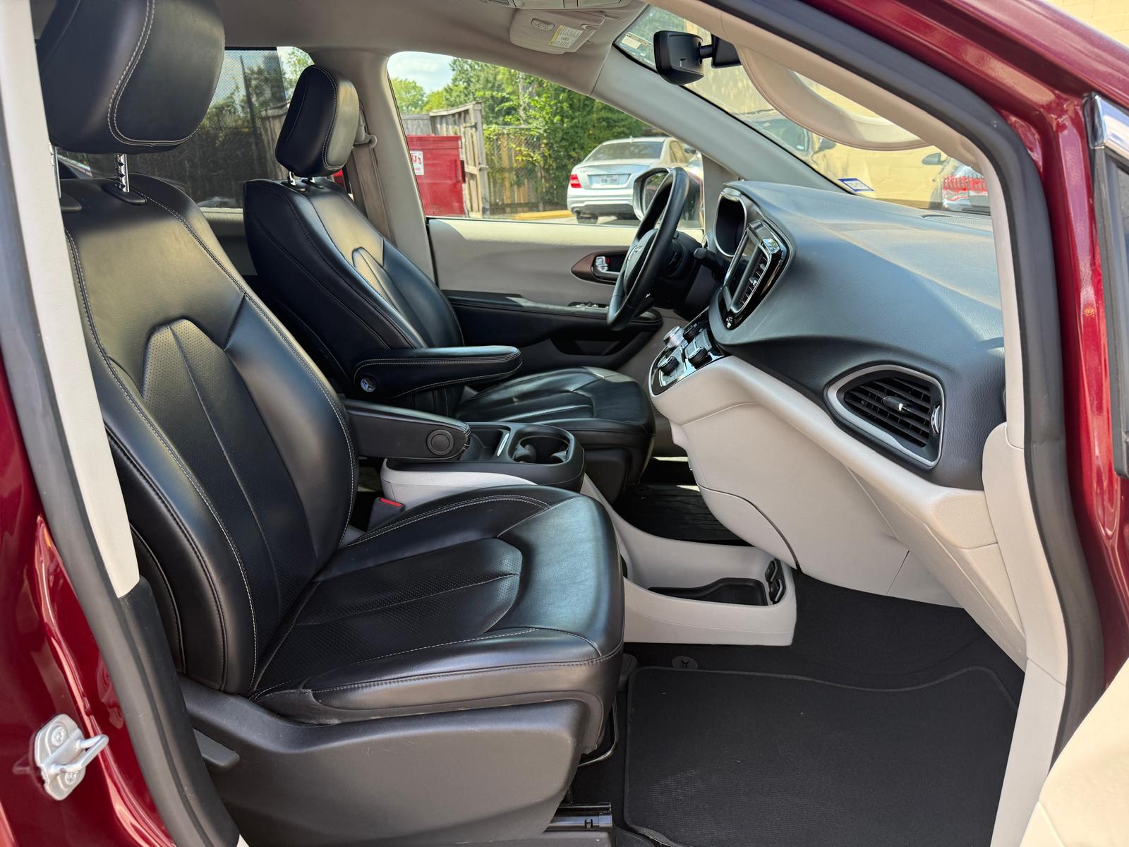 2021 Chrysler Voyager, photo 6 of 9
